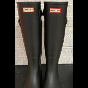 Round toe; pull on; adjustable buckle detailFoldable shaft.